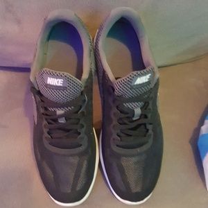 SALE !!!! Nike Running shoe SZ 10.5 Blk/Gry mesh